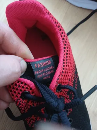 Zapatillas deportivas negras y rojas