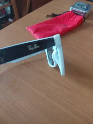 Occhiali da sole Ray-Ban neri e blu e bianchi