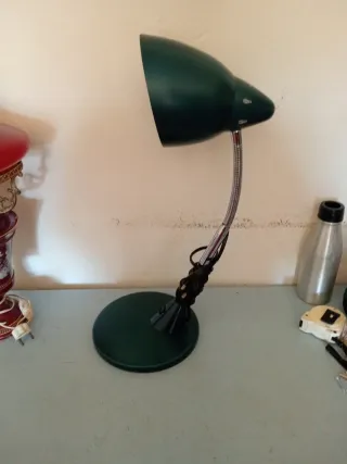 Lámpara de escritorio verde y plateada