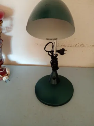 Lámpara de escritorio verde y plateada