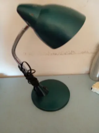 Lámpara de escritorio verde y plateada
