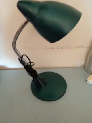 Lámpara de escritorio verde y plateada