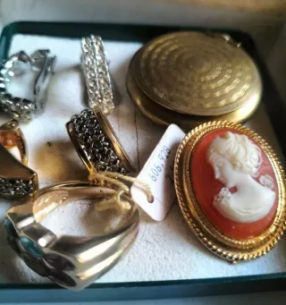 Lote bisutería antigua: anillos, pendientes, camaf