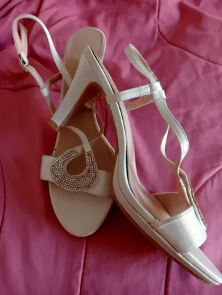 Zapatos de vestir blancos con pedrería