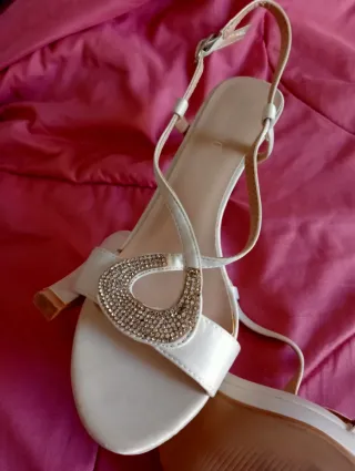 Zapatos de vestir blancos con pedrería