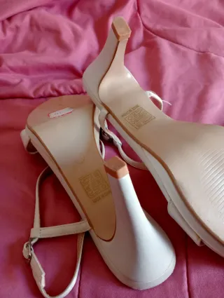 Zapatos de vestir blancos con pedrería