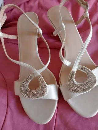 Zapatos de vestir blancos con pedrería