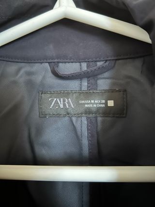Trench Zara semilargo con cinturón