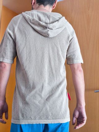 Camiseta con capucha