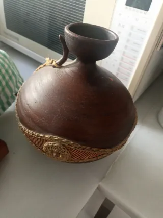 Jarra de cerámica y yute