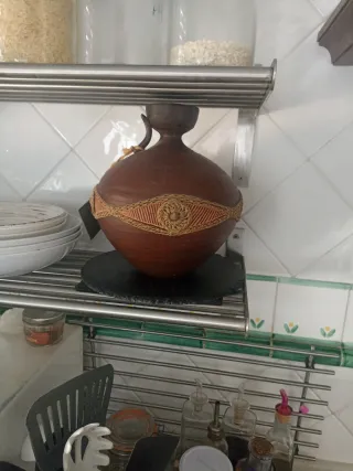Jarra de cerámica y yute