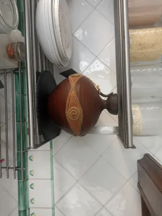 Jarra de cerámica y yute