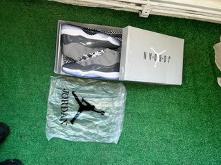 Jordan 11 Gris y Blanco