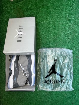 Jordan 11 Gris y Blanco