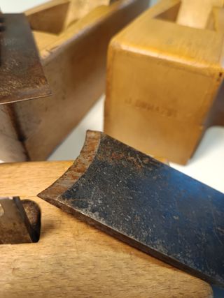 LOTE ANTIGUOS CEPILLOS DE CARPINTERO + ACCESORIO