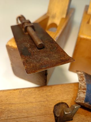 LOTE ANTIGUOS CEPILLOS DE CARPINTERO + ACCESORIO