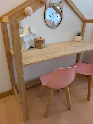 Escritorio infantil casa madera y sillas
