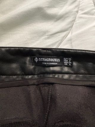 Pantalón cargo efecto piel negro