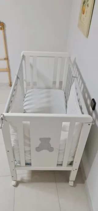 Cuna de bebé blanca con osito