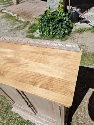 Mesilla antigua de madera