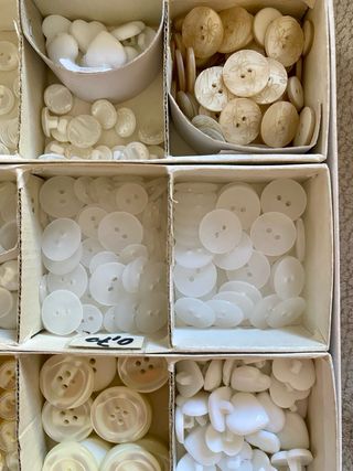 Lotto bottoni vintage bianchi e avorio