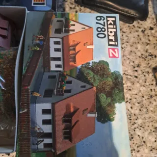 Kit Faller: ponte e case in miniatura