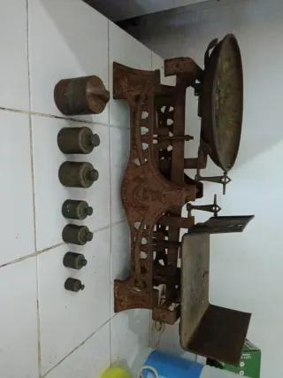 Báscula antigua de hierro con pesas