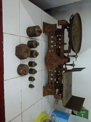 Báscula antigua de hierro con pesas