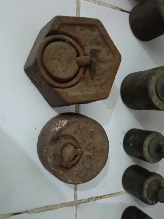 Báscula antigua de hierro con pesas