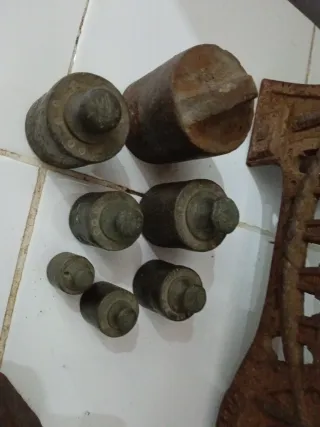 Báscula antigua de hierro con pesas