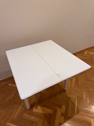 Mesa auxiliar blanca de madera