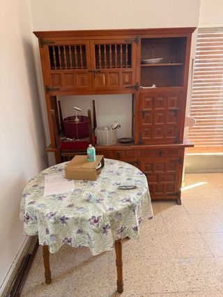 REGALO . Gratis Armario ,sillas mesas