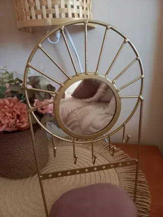 Joyero colgador dorado con espejo y cojín