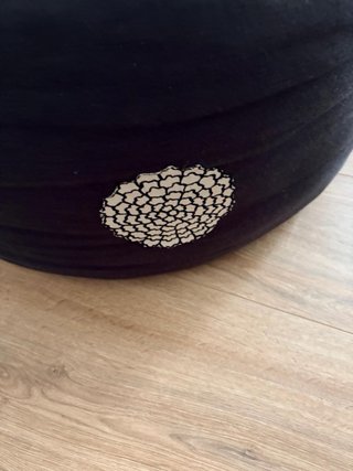 Puff redondo negro con diseño floral