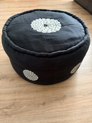 Puff redondo negro con diseño floral