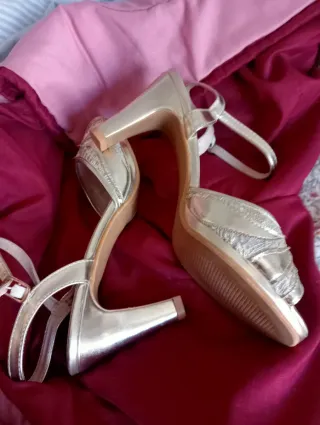 Zapatos de fiesta dorados