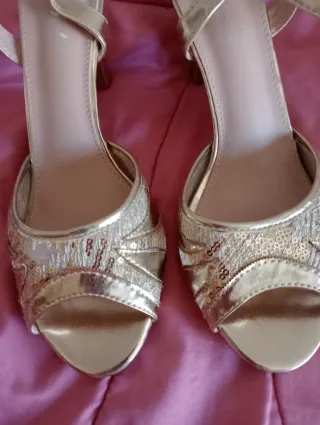 Zapatos de fiesta dorados