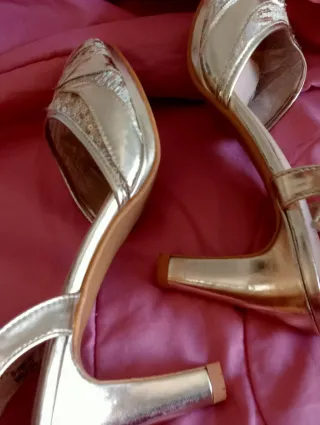 Zapatos de fiesta dorados