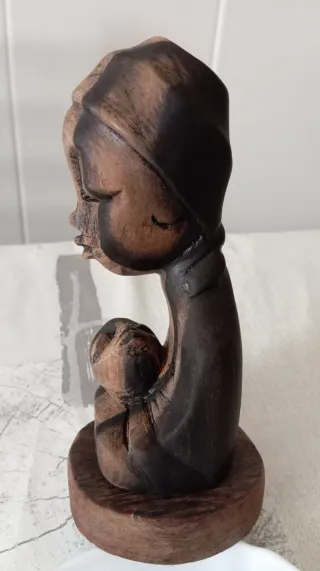 Figura de madera noble tallada