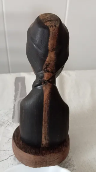 Figura de madera noble tallada