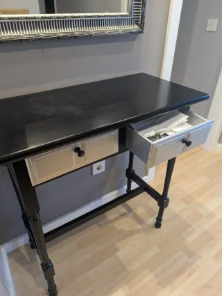 Recibidor negro y plateado