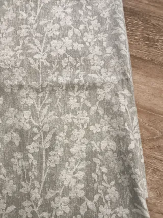 Retal de tela floral gris y blanco