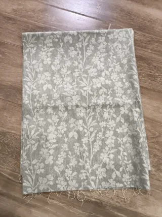 Retal de tela floral gris y blanco