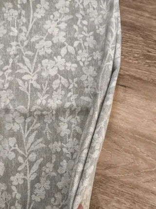 Retal de tela floral gris y blanco