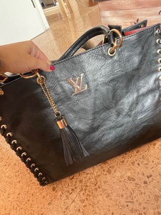 Bolso Negro con Logo Dorado