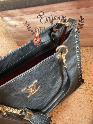 Bolso Negro con Logo Dorado