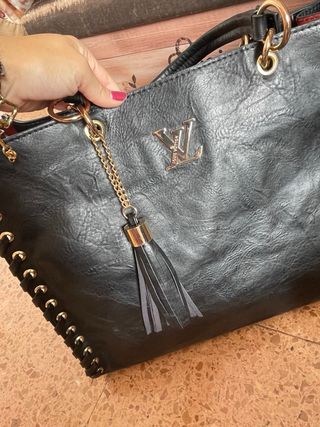 Bolso Negro con Logo Dorado