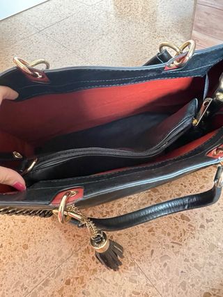 Bolso Negro con Logo Dorado