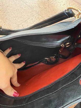 Bolso Negro con Logo Dorado
