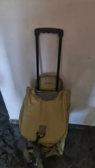Mochila tipo maleta con ruedas beige/gris